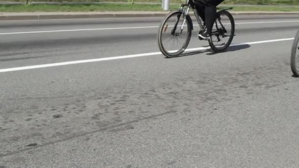 Veel mensen rijden fietsen in de stad voor een fietstocht, achtergrond, zomer, gezonde levensstijl, sport — Stockvideo