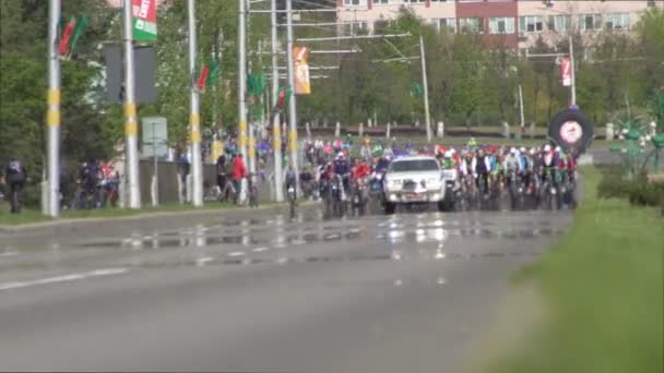 Ludzie w mieście jeździć rowery, zbliżenie, Koła rowerowe, tło, zdrowy styl życia Białoruś, Bobrujsk-1 maja 2019 — Wideo stockowe