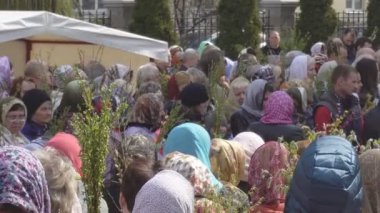 Bobruisk, Beyaz Rusya - 21 Nisan 2019: Hıristiyan Hıristiyan bayramı Paskalya'dan bir hafta önce kutlanan Bir Palmiye Pazar, kutsal baba kutsal su ile söğüt dalları yanar