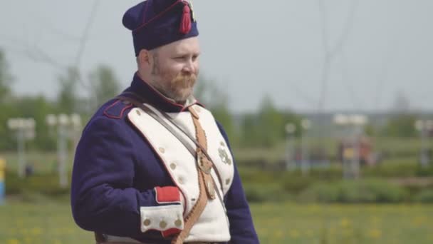 Elegancki żołnierz Kozak na uroczystości w mieście, tradycja Białoruś, Bobrujsk-1 maja 2019 — Wideo stockowe