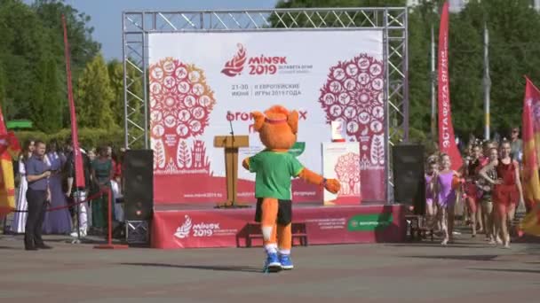 Animateur acteur en costume Lesik - mascotte officielle des 2e Jeux européens 2019 en MINSK. BOBRUISK, BELARUS 06.03.19 — Video