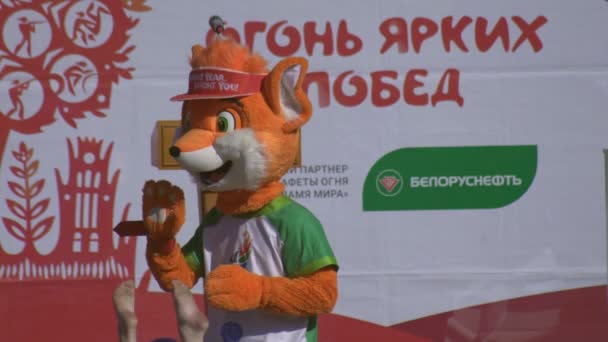 Animador actor en traje Lesik - mascota oficial de los 2º Juegos Europeos 2019 en MINSK durante la ceremonia de apertura de Flame Of Peace. BOBRUISK, BELARUS 06.03.19 — Vídeos de Stock