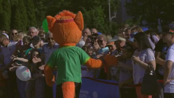 Mascotte ufficiali i 2i Giochi Europei 2019 accoglie il pubblico a BOBRUISK, BELARUS 06.03.19 — Video Stock