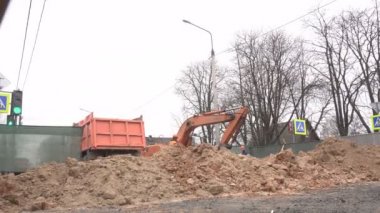 Ekskavatör demontaj için bir delik kazma ve Isıtma ana beyaz döşeme için yeni borular yükleme, Bobruisk-Nisan 3, 2019