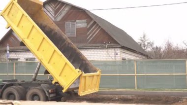Bir kamyon Isıtma ana için yeni borular ile zemin dolduruyor, değiştirme ve eski şehir Isıtma ana demontaj, altyapı geliştirme Belarus, Bobruisk-Nisan 3, 2019