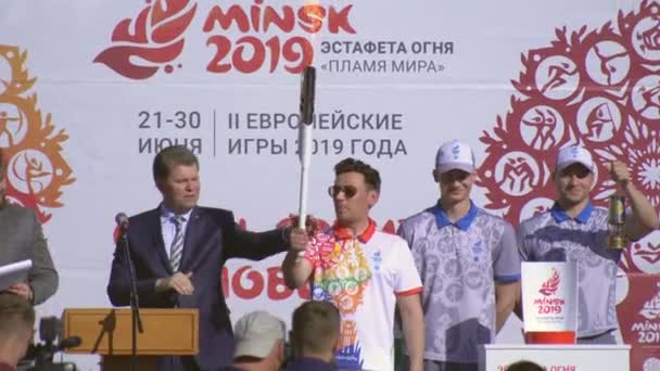 Torchbearer розмовляє з громадськістю на головній площі міста під час полум'я миру до 2 європейських ігор 2019 в Мінську. Бобруйськ, Білорусь 06.03.19 — стокове відео