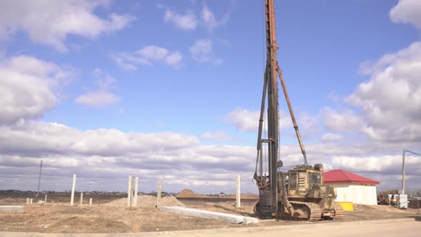 BOBRUISK, BELARUS - 20 de março de 2019: Martelo de motorista de pilha diesel para empilhamento de cimento para fundação, trator, construção — Vídeo de Stock