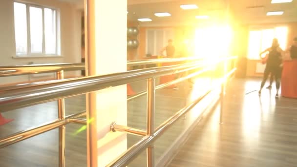 Mannen en meisjes worden voorbereid voor de start van de training in het fitnesscentrum op de achtergrond van een zonsondergang, Slow Motion, Lifestyle — Stockvideo