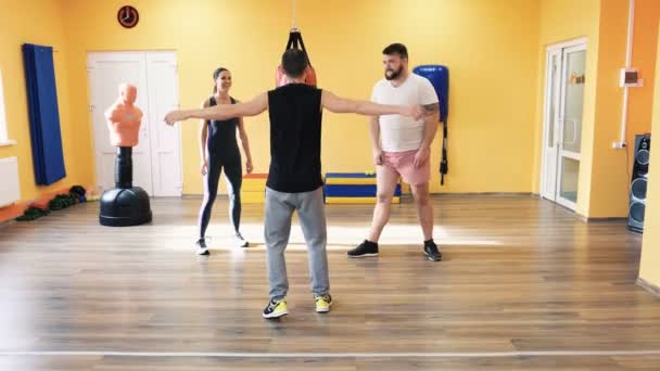 Boks antrenmanından önce ısın. Kişisel koç. Eğitmen ve bire bir egzersiz ve uygulama. Fitness tesisi. Bireysel kilo kaybı matkaplar. — Stok video