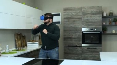 Vr kulaklık komik şişman adam mutfak simülasyonsanal dünyada oynar. Bir aşçı gibi kafaya monte ekranile erkek oyuncu.