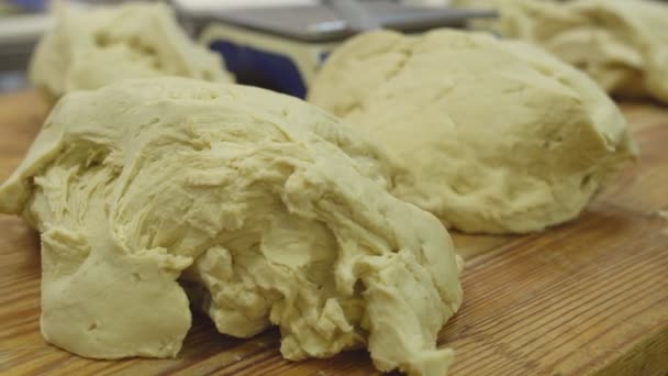 Gli sbozzi di pasta sono sul tavolo presso la produzione di pasticceria per la cottura di torte e croissant. Lievito Pasta Prodotti — Video Stock