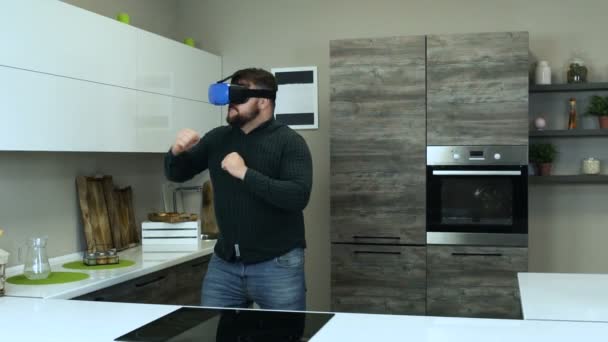 Забавна товста людина в гарнітурі VR грає у віртуальному світі в кухонному моделюванні. Чоловічий геймер з дисплеєм на голові, як кухар . — стокове відео