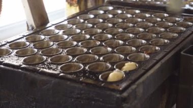 Un şekerleme hamur işleri veya kurabiye şeklinde çerez manuel imalatı. Yoğunlaştırılmış sütten tatlı. Hamur cebe Pan veya tepsi içine döküldü. Fırında pişirme için bir kek hazırlanması.