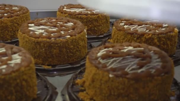 Tortes et tartes glacées sont garnies de baies de fruits pour le dessus décoré. Fabrication manuelle de desserts sucrés gâteaux qui sont remplis de crème de caramel et de confiture. Production de confiseries de farine . — Video