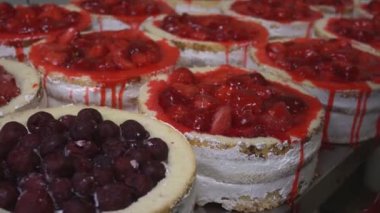 Şurup meyve ve çilek ile bir bisküvi pasta veya sünger kek üzerine dökülür. Cam dan önce çilek ile tatlı tatlılar tortes manuel imalatı. Un şekerleme üretimi.