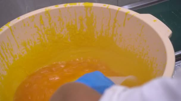 El confitero revuelve la jalea o el licor gelatinoso para el pastel de frutas o la torta. Fabricación manual de tortas de postres dulces. Producción de confitería de harina — Vídeo de stock