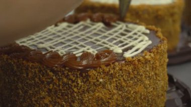 Karamel krem, köpük, reçeli üst için reçel ile Tortes ve Pies dekorasyon. Haşlanmış yoğunlaştırılmış süt ile dolu tatlı tatlılar kek manuel imalatı. Un şekerleme üretimi.