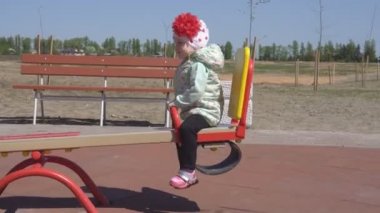 Küçük güzel beyaz kız 3 yaşında çocuklar için modern bir oyun alanında annesi ile oynar, denge