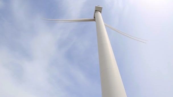 Generador eólico que genera electricidad debido a la rotación de las palas del rotor de la industria eólica, cielo azul, espacio de copia, energía eólica — Vídeo de stock