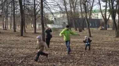 Bobruisk, Belarus 03.09.19: Insanlar parkta karnaval kutlamak. Çocuklar eğleniriz. Bir bungee üzerinde çocuk maymunlar. Ebeveynler ve küçük olanlar Festival zevk.