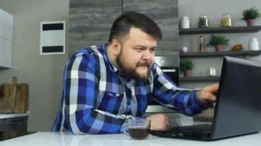Tombul adam zafer sevinç ya da o laptop gördüğü kazanmak. Puffy adam çok memnun. Şok adam Piyango kazanma veya düşük fiyatlar ve indirimler şaşırarak inanmıyor