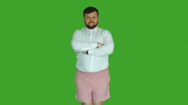 Hareketi durdur. İşadamı ve spor kavramı, sağlık. Takım elbise değişiklikleri Fitness giyim. Chromakey yeşil. Sakal olan tombul adam. Ceket, gömlek, kravat ve pantolon şişman adam egzersizleri yapmaya hazırlar