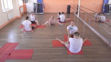 Modern bir fitness merkezinde güzel bir kafkas kız ile bireysel bir eğitmen ile Yoga dersleri, erkek arkadaşlar aşırı kilo azaltmak ve sağlık ve cilt tonu, kişi teşvik etmek için yoga yapıyor