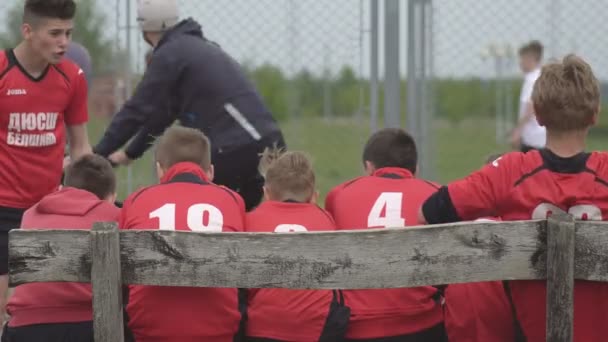 Хлопці футболістів в уніформі сидять на лавці, футбол Білорусь, Бобруйськ-1 травня 2019 — стокове відео
