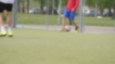 Erkekler futbol oynar, adam sahada topa sahip, top sürme, yavaş çekim, bulanık, arka plan
