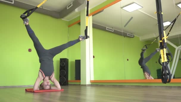 Güzel kafkas kız profesyonel eğitmen menteşeler Trx zor egzersizler yapar — Stok video