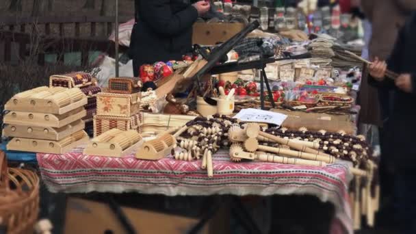 Pouliční obchod na veletrhu. Dřevěné řemeslné výrobky se prodávají na městském tržišti — Stock video