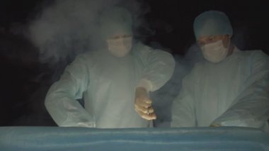 Hiurge'nin iki cerrahı kötü huylu tümörleri, tümörleri çıkarmak için sıvı nitrojen kriyoterapisi kullanarak ameliyat yaparlar. Modern tedavi yöntemi kriyocerrahi, hemoroid