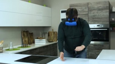 Kalın oyun mutfak simülasyonhmd cihaz bulunmaktadır. Sanal gerçeklik. Şişman adam 360 dünyada yemek pişirir gibi kulaklık cihazı ile oynuyor.