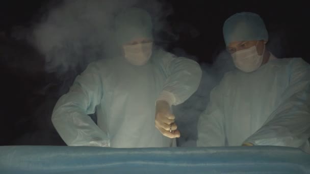 Deux chirurgiens de Hiurge font de la chirurgie en utilisant la cryothérapie à l'azote liquide pour éliminer les tumeurs malignes, les tumeurs. Méthode moderne de traitement cryochirurgie, hémorroïdes — Video
