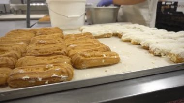 Bir şekerleme fabrikasında sır ve hindistan cevizi cipsi yardımı ile muhallebi kek yapma ve dekorasyon, el işi