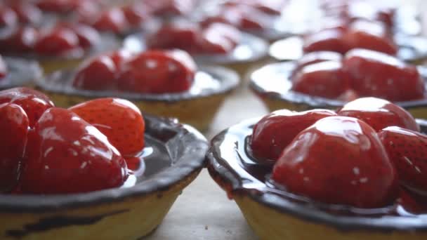 충전 페이스트리. 과일과 딸기, 베이커리 제품 바구니 형태의 케이크. 딸기와 달콤한 디저트의 수동 제조. 밀가루 과자 생산. — 비디오