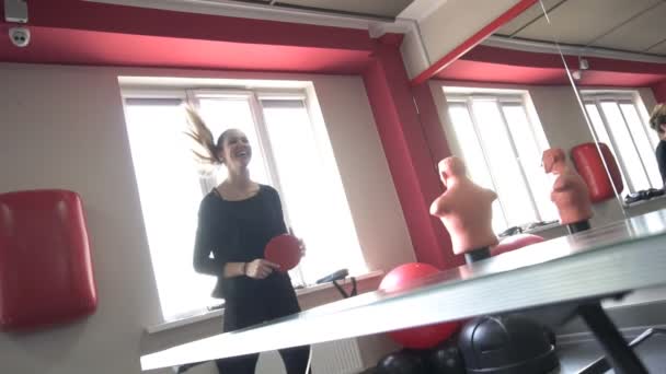 Vrienden Kaukasische man en mooi mooi meisje spelen tafeltennis in een moderne sportschool, Slow Motion, Lifestyle — Stockvideo