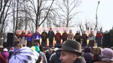 Bobruisk, Beyaz Rusya 03.09.19: Geleneksel mendil yaşlı insanlar Shrovetide sırasında şehir parkında bir kalabalığın önünde sahnede şarkı. Ulusal elbiseli yaşlılar önünde sahnede performans sergiliyor