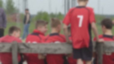 Üniformalı futbolcular bankta oturuyorlar, futbol, profesyonel, kopya alanı, bulanıklık