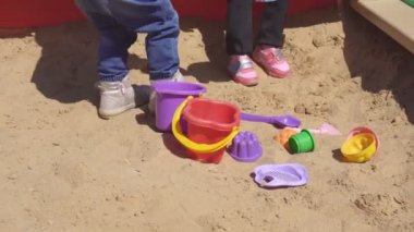 Genç çocuklar Sandbox, eğlence, aktivite oyun üzerinde anne ile oynuyor