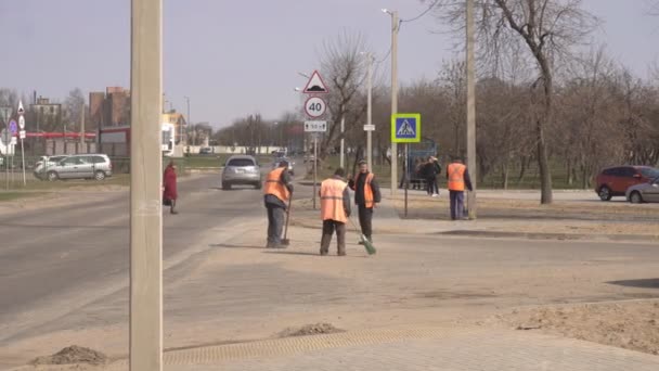 En skara vaktmästare städa och sopa gatan i staden, Utomhus Vitryssland, Mogilev-april 15, 2019 — Stockvideo