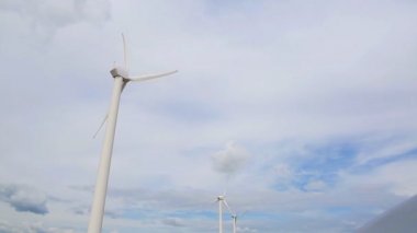 Rüzgar, mavi bulutlu gökyüzü, kopya alanı, Rüzgar jeneratör, sanayi vidası dönme nedeniyle elektrik üreten elektrik yel değirmeni