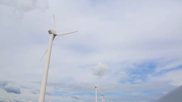 風、青い曇り空、コピースペース、風力発電機、産業からのねじの回転による電気風車 — ストック動画