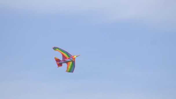 Воздушный разноцветный воздушный змей летит в голубом небе, сильный ветер, фон, пространство для копирования — стоковое видео