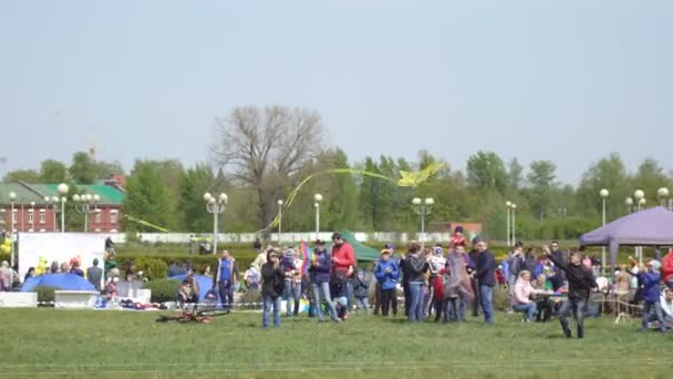 Competizioni sul lancio di aquiloni nel cielo, una vacanza BELARUS, Bobruisk - 1 maggio 2019 — Video Stock