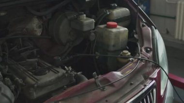 Bir adam motoru kontrol etmek ve teşhis etmek için motora bir vuruş sensörü yükler, muayene