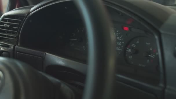 Sprawdzenie prędkości obrotowej silnika na tablicy rozdzielczej za pomocą tachometru — Wideo stockowe