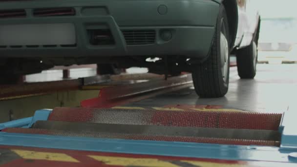주유소, 산업, 진단에서 롤러를 사용하여 자동차의 브레이크 시스템 점검 — 비디오