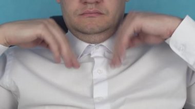 Yetişkin erkek kendine çift çene masajı yapar. Tombul yüzü ile aşırı kilolu şef veya yönetmen koltukta oturur. Obezite ve diyet. Yağlı kızarmış gıdalar ve içecekler bira çok yiyor kalın patron