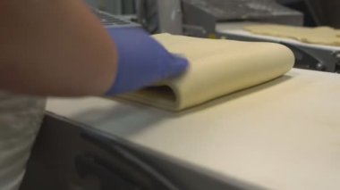 Çörekler ve kruvasanlar için hazırlama ve haddeleme hamur. Hamur işleri ve şekerleme, pizza üretimi için üretim